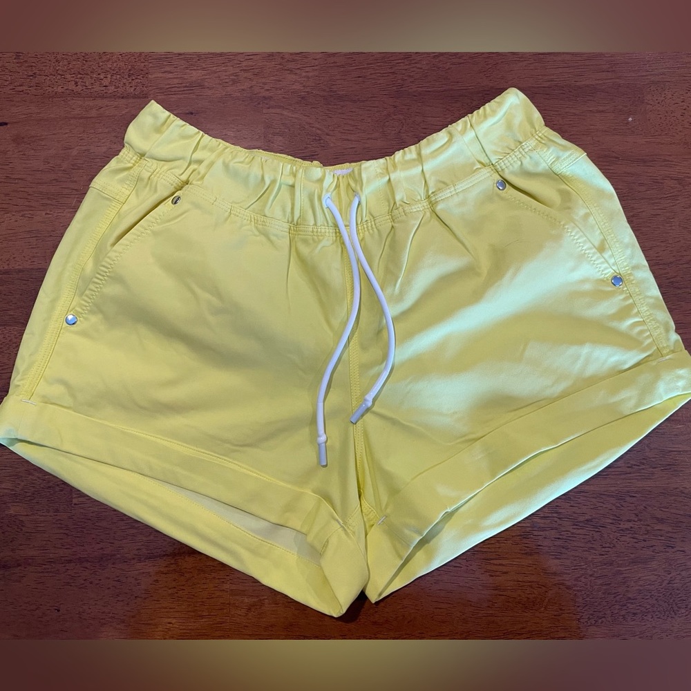 Lululemon Pull On Cuffed Yellow Shorts sz 6